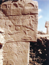 Göbeklitepe'de bulunan T şeklindeki taş bloklardan birinin üzerindeki hayvan kabartmaları