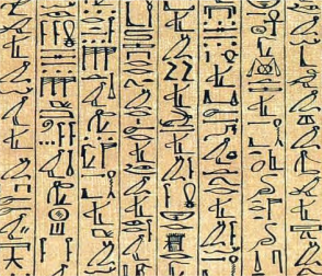Üzerinde hiyeroglif yazı bulunan bir papirüs