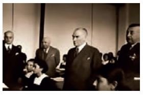 Atatürk, Kız Enstitüsünde ders izlerken Adana, 19 Kasım 1937