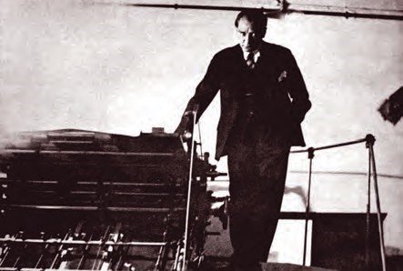 Mustafa Kemal Atatürk İrade-i Millîye gazetesinin basıldığı matbaa makinasının başında