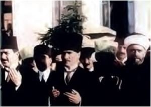 Atatürk TBMM’nin açılış merasiminde dua ederken (1920)