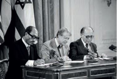 Mısır Devlet Başkanı E. Sedat, ABD Başkanı J. Carter ve İsrail Başbakanı M. Begin Camp David Antlaşması’nı imzalarken