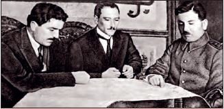 Mustafa Kemal, Amasya Genelgesi’ni hazırladığı günlerde Rauf Bey (solda) ve Ali Fuat Paşa (sağda) ile