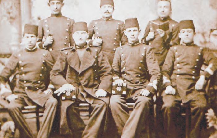 Mustafa Kemal, Harp Okulunda arkadaşlarıyla birlikte (1900)