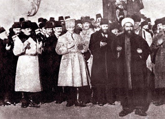 Temsil Heyeti üyeleriyle dua ederken, 1919
